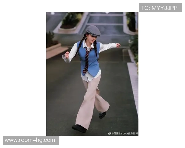 欧阳娜娜身穿阿森纳球衣漫步巴黎街头展现枪迷风采